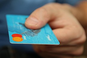 Fiskus skontroluje płatności kartą Polaków? Resort zabiera głos-9637